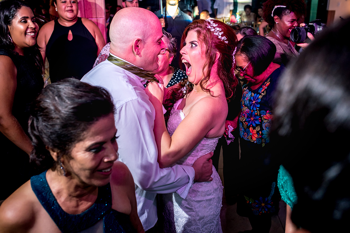 recanto alegro buffet, buque azul, noiva ruiva, dia da noiva gattos coiffeur, chacara do mosteiro, pai da noiva falecido, mãe da noiva olhando a noiva, terço da noiva, terço com foto do pai falecido. 