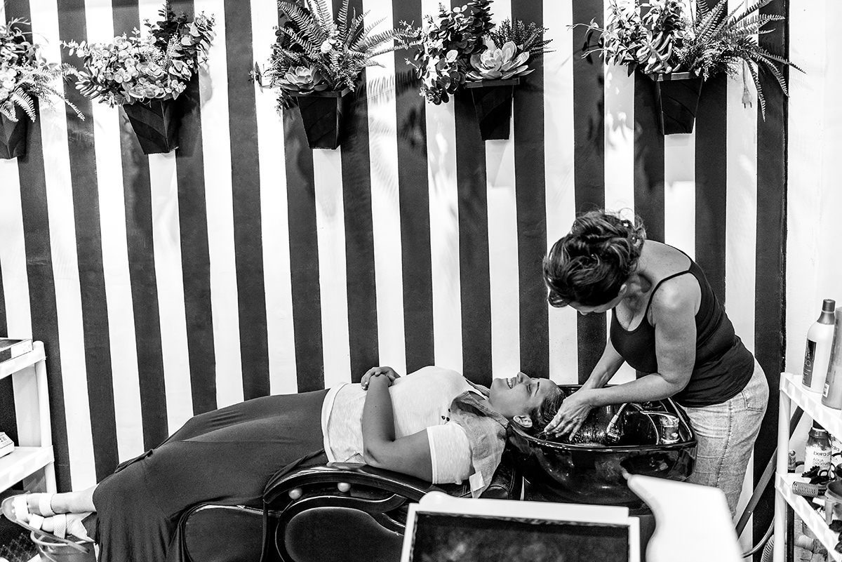 
buffet dilma, noiva ruiva, maquigem para noiva, brinde casamento, buque de rosas, veu e gravata, casmento em são vicente, carrinho de brigadeiro na festa, festa de casamento, fotografos em são vicente, fotojornalismo em casamento, fotos espontaneas em ca