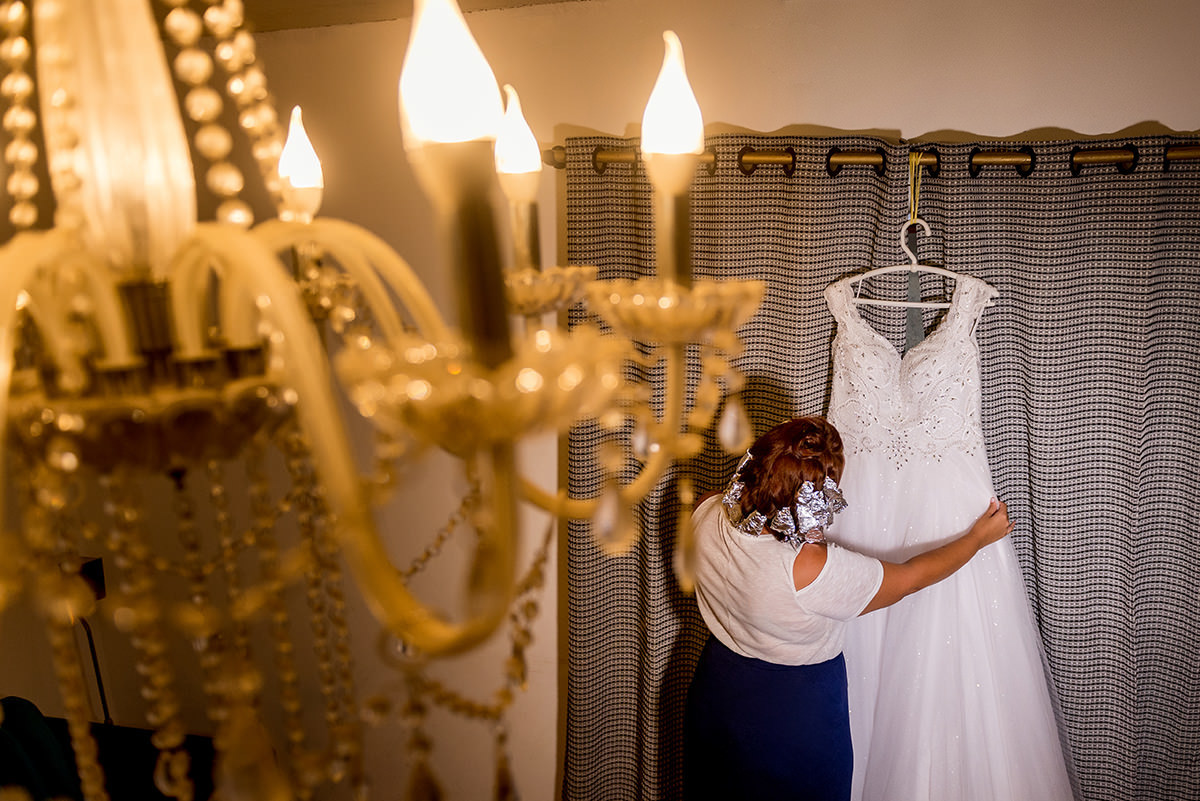 
buffet dilma, noiva ruiva, maquigem para noiva, brinde casamento, buque de rosas, veu e gravata, casmento em são vicente, carrinho de brigadeiro na festa, festa de casamento, fotografos em são vicente, fotojornalismo em casamento, fotos espontaneas em ca