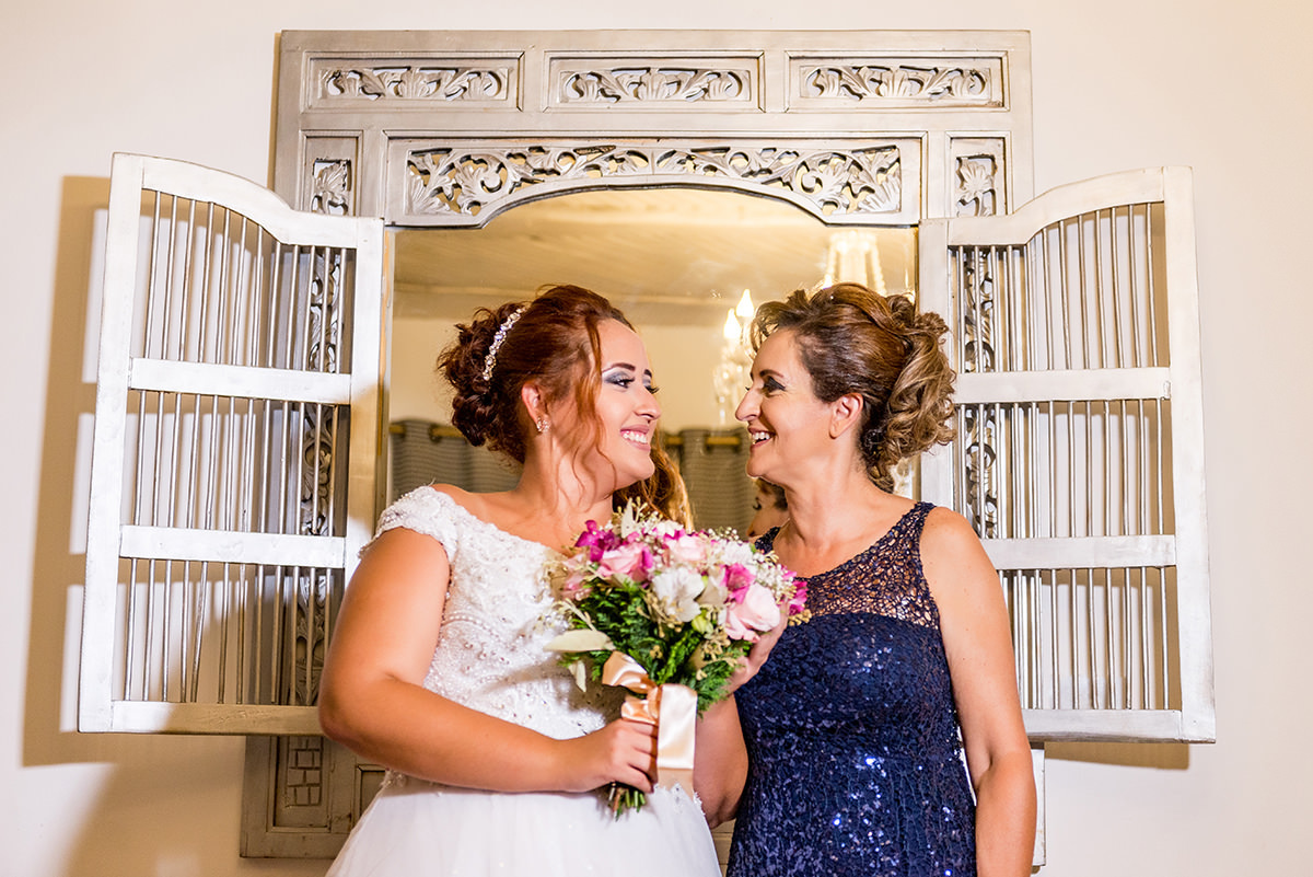 
buffet dilma, noiva ruiva, maquigem para noiva, brinde casamento, buque de rosas, veu e gravata, casmento em são vicente, carrinho de brigadeiro na festa, festa de casamento, fotografos em são vicente, fotojornalismo em casamento, fotos espontaneas em ca