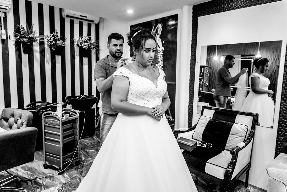 
buffet dilma, noiva ruiva, maquigem para noiva, brinde casamento, buque de rosas, veu e gravata, casmento em são vicente, carrinho de brigadeiro na festa, festa de casamento, fotografos em são vicente, fotojornalismo em casamento, fotos espontaneas em ca