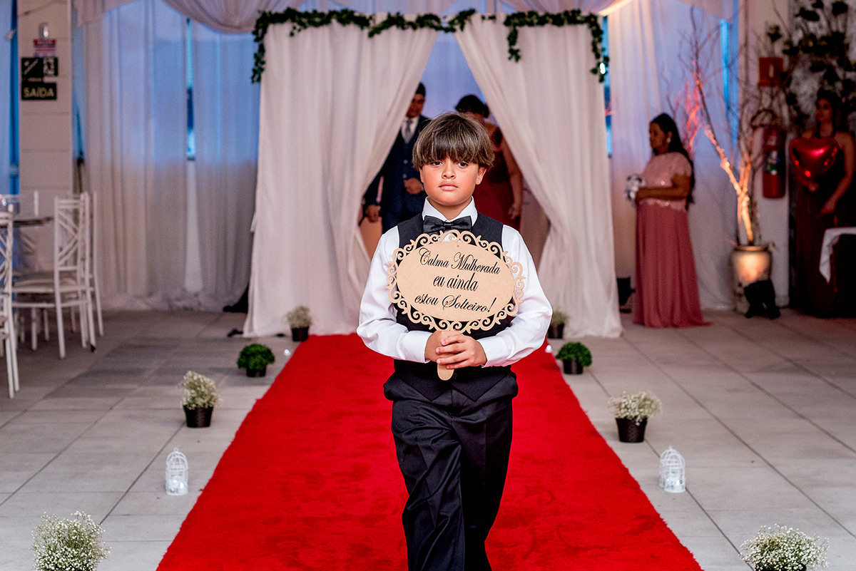 
buffet dilma, noiva ruiva, maquigem para noiva, brinde casamento, buque de rosas, veu e gravata, casmento em são vicente, carrinho de brigadeiro na festa, festa de casamento, fotografos em são vicente, fotojornalismo em casamento, fotos espontaneas em ca