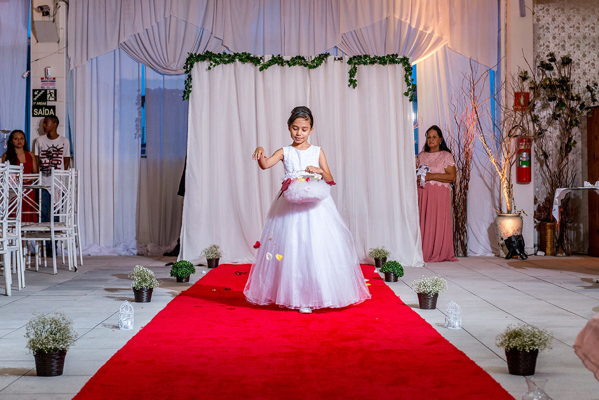 
buffet dilma, noiva ruiva, maquigem para noiva, brinde casamento, buque de rosas, veu e gravata, casmento em são vicente, carrinho de brigadeiro na festa, festa de casamento, fotografos em são vicente, fotojornalismo em casamento, fotos espontaneas em ca