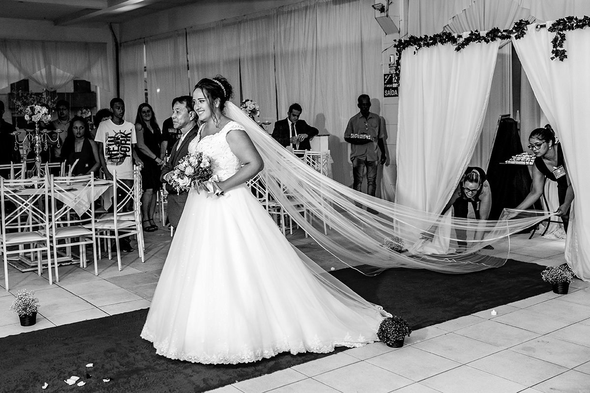 
buffet dilma, noiva ruiva, maquigem para noiva, brinde casamento, buque de rosas, veu e gravata, casmento em são vicente, carrinho de brigadeiro na festa, festa de casamento, fotografos em são vicente, fotojornalismo em casamento, fotos espontaneas em ca