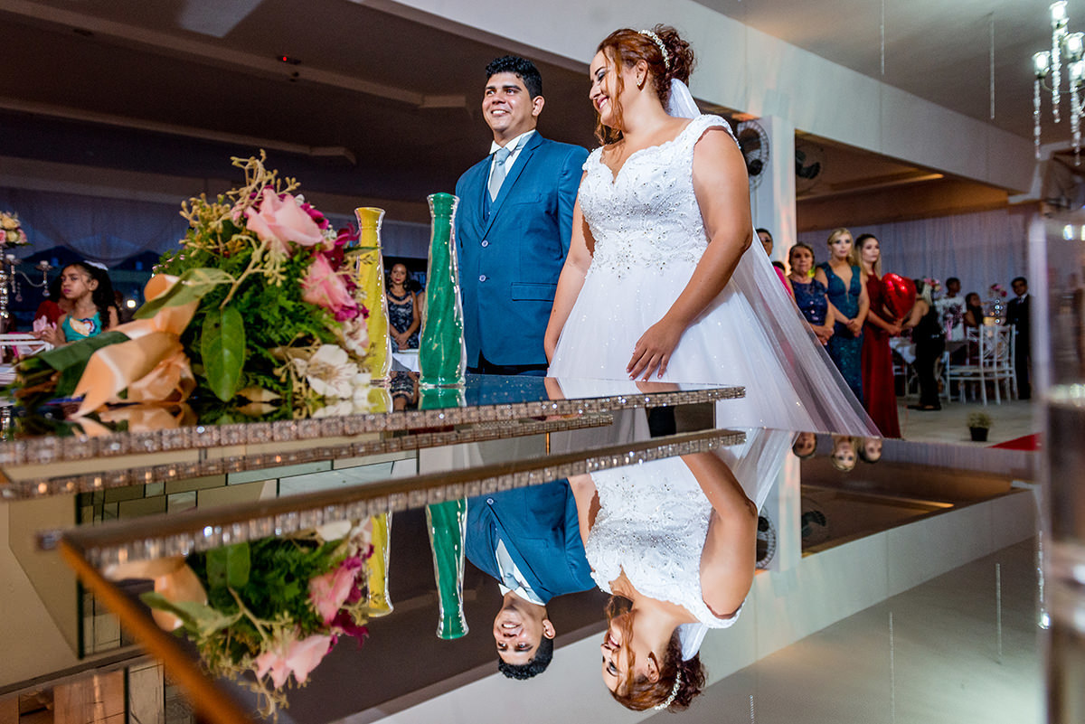 
buffet dilma, noiva ruiva, maquigem para noiva, brinde casamento, buque de rosas, veu e gravata, casmento em são vicente, carrinho de brigadeiro na festa, festa de casamento, fotografos em são vicente, fotojornalismo em casamento, fotos espontaneas em ca