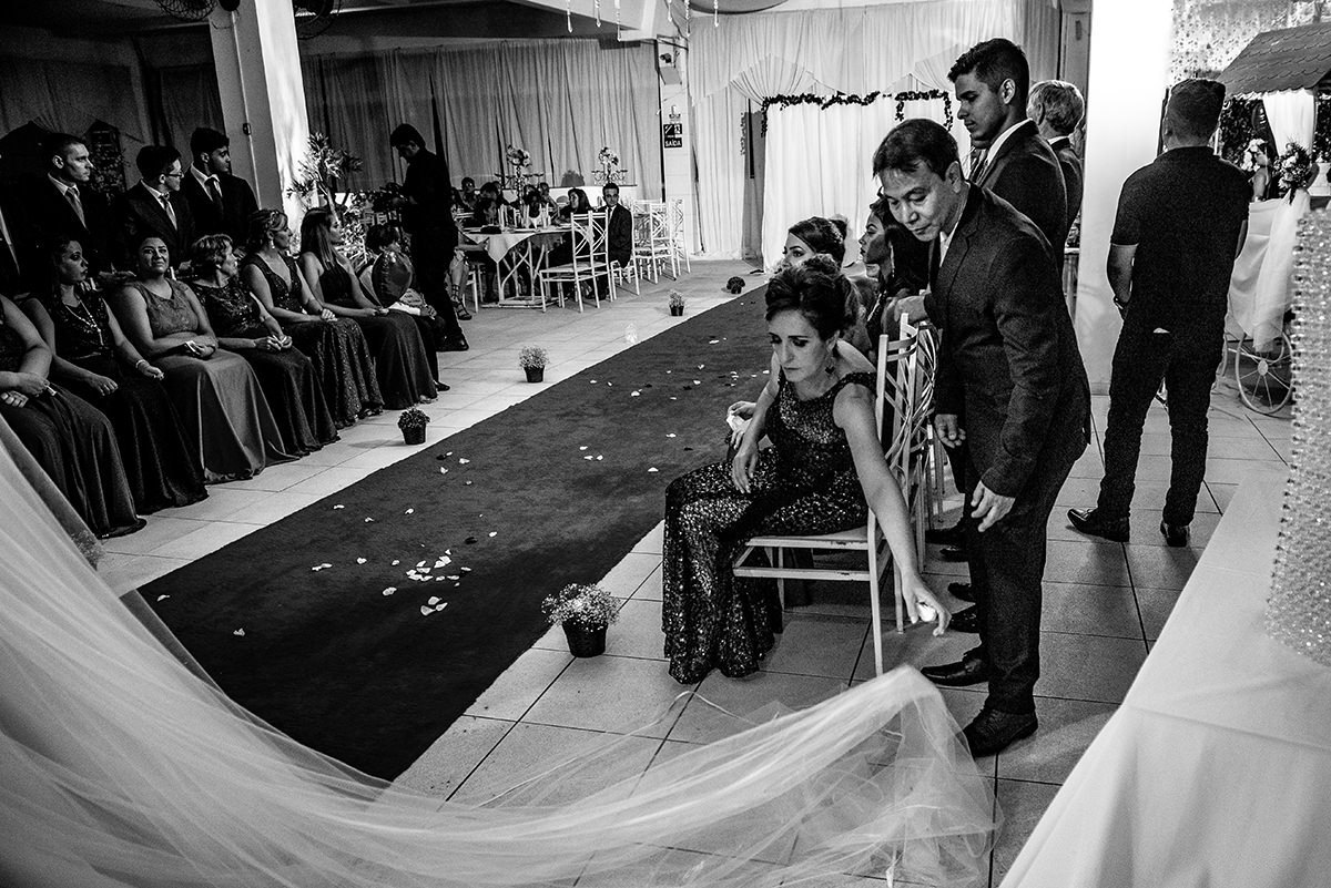 
buffet dilma, noiva ruiva, maquigem para noiva, brinde casamento, buque de rosas, veu e gravata, casmento em são vicente, carrinho de brigadeiro na festa, festa de casamento, fotografos em são vicente, fotojornalismo em casamento, fotos espontaneas em ca