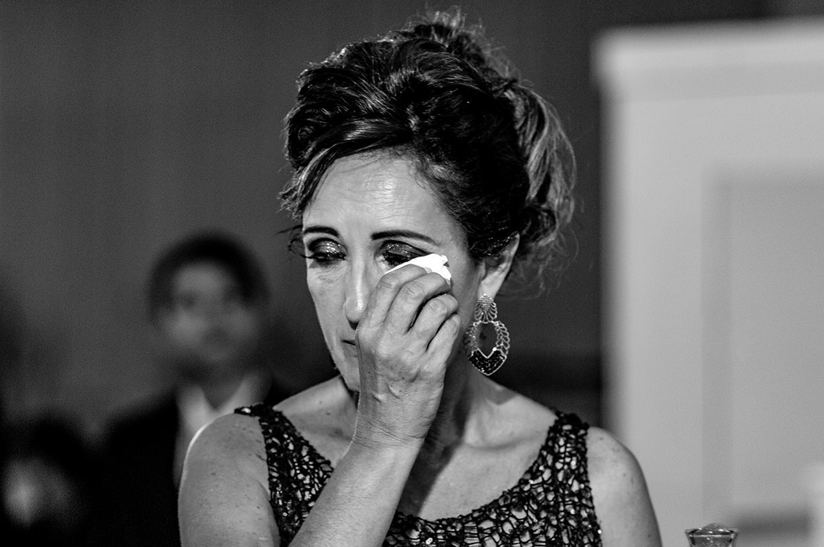 
buffet dilma, noiva ruiva, maquigem para noiva, brinde casamento, buque de rosas, veu e gravata, casmento em são vicente, carrinho de brigadeiro na festa, festa de casamento, fotografos em são vicente, fotojornalismo em casamento, fotos espontaneas em ca