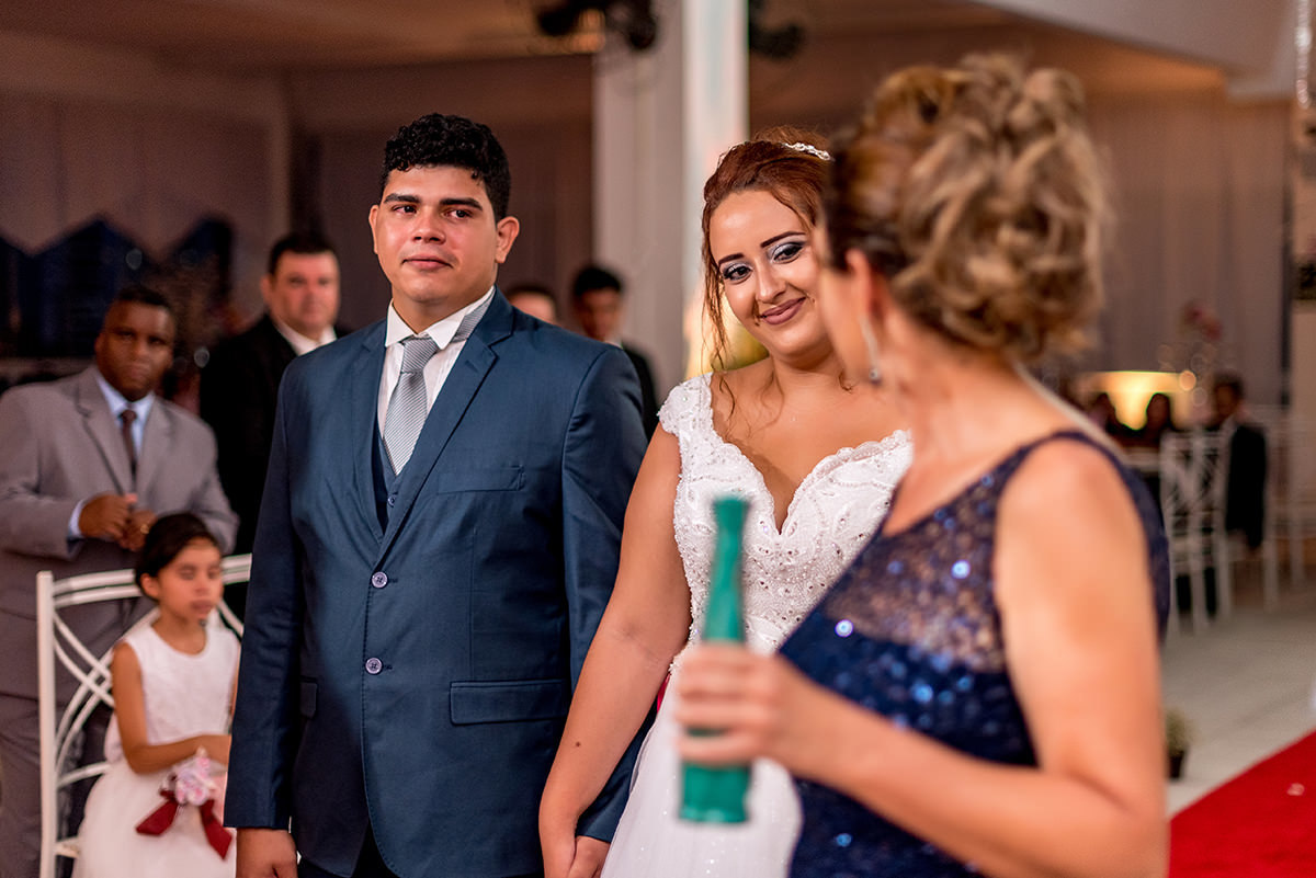 
buffet dilma, noiva ruiva, maquigem para noiva, brinde casamento, buque de rosas, veu e gravata, casmento em são vicente, carrinho de brigadeiro na festa, festa de casamento, fotografos em são vicente, fotojornalismo em casamento, fotos espontaneas em ca