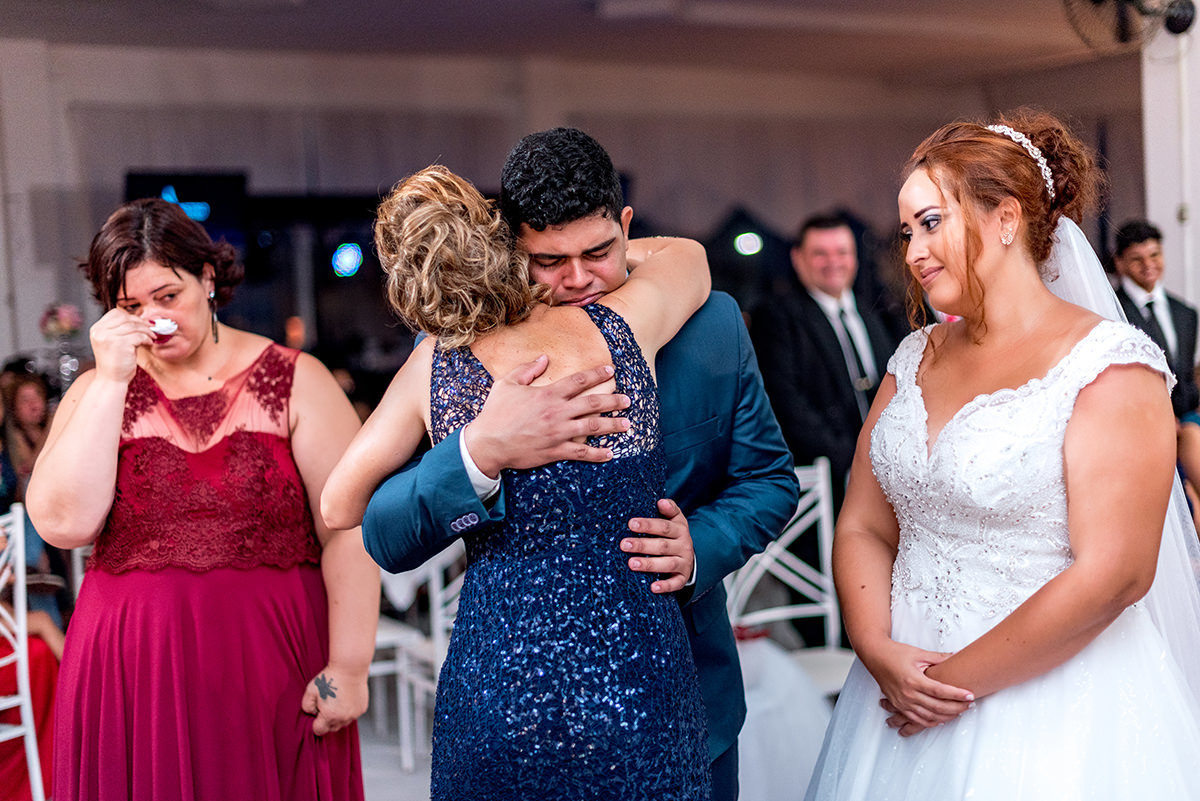 
buffet dilma, noiva ruiva, maquigem para noiva, brinde casamento, buque de rosas, veu e gravata, casmento em são vicente, carrinho de brigadeiro na festa, festa de casamento, fotografos em são vicente, fotojornalismo em casamento, fotos espontaneas em ca