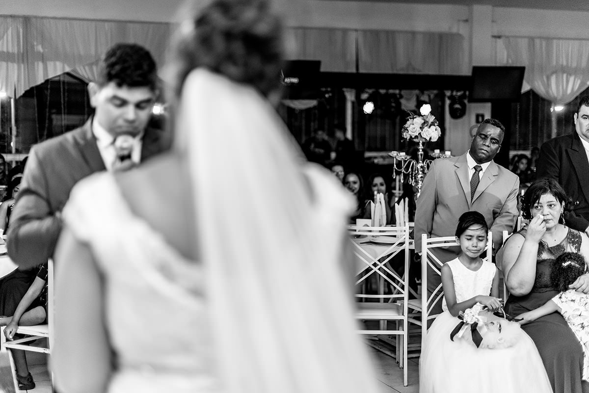 
buffet dilma, noiva ruiva, maquigem para noiva, brinde casamento, buque de rosas, veu e gravata, casmento em são vicente, carrinho de brigadeiro na festa, festa de casamento, fotografos em são vicente, fotojornalismo em casamento, fotos espontaneas em ca