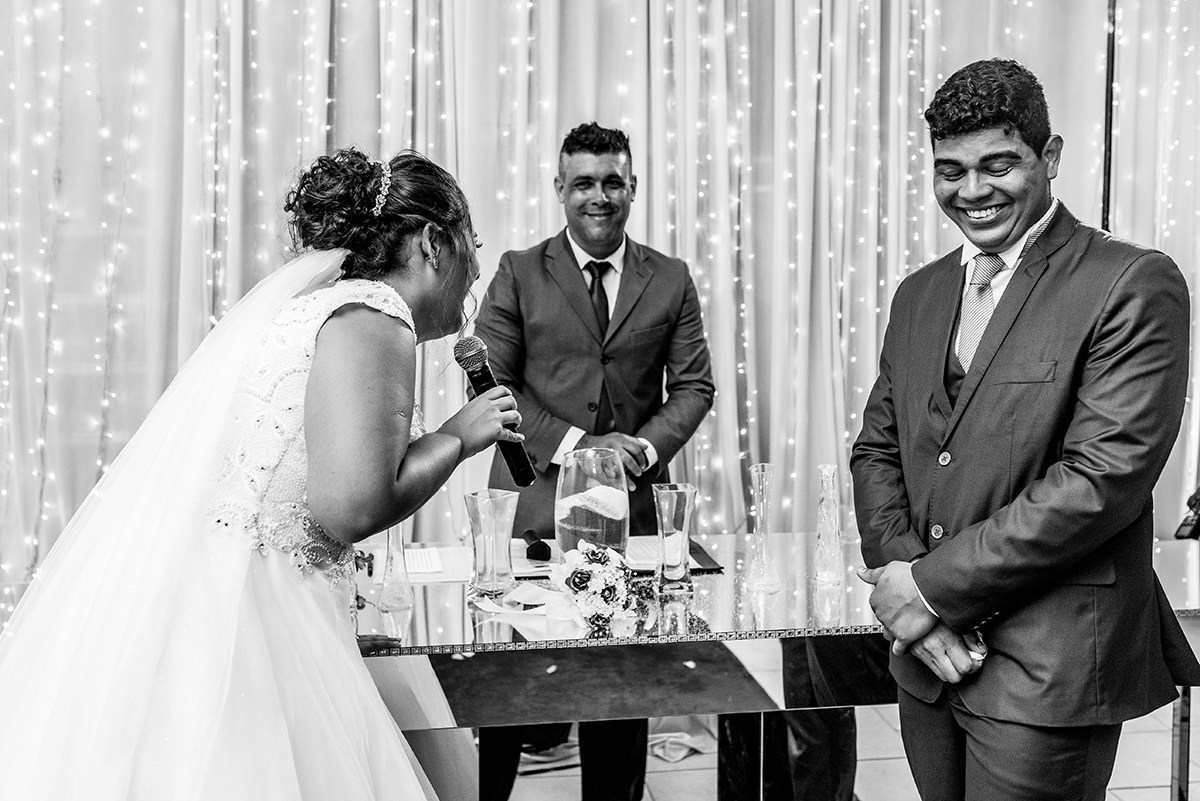 
buffet dilma, noiva ruiva, maquigem para noiva, brinde casamento, buque de rosas, veu e gravata, casmento em são vicente, carrinho de brigadeiro na festa, festa de casamento, fotografos em são vicente, fotojornalismo em casamento, fotos espontaneas em ca