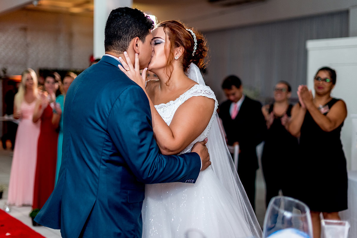 
buffet dilma, noiva ruiva, maquigem para noiva, brinde casamento, buque de rosas, veu e gravata, casmento em são vicente, carrinho de brigadeiro na festa, festa de casamento, fotografos em são vicente, fotojornalismo em casamento, fotos espontaneas em ca