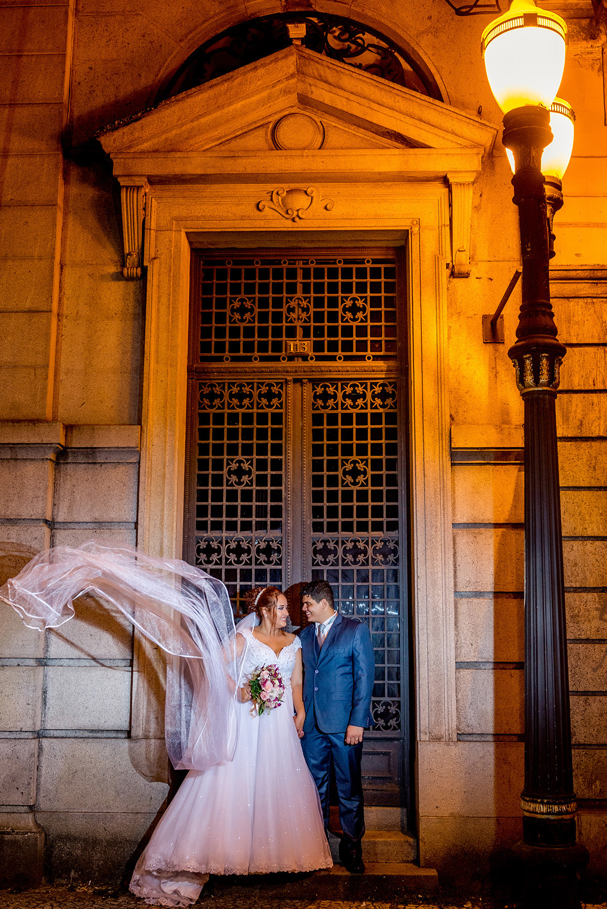 
buffet dilma, noiva ruiva, maquigem para noiva, brinde casamento, buque de rosas, veu e gravata, casmento em são vicente, carrinho de brigadeiro na festa, festa de casamento, fotografos em são vicente, fotojornalismo em casamento, fotos espontaneas em ca