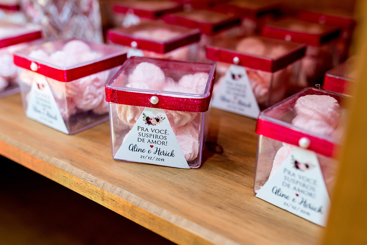 
buffet dilma, noiva ruiva, maquigem para noiva, brinde casamento, buque de rosas, veu e gravata, casmento em são vicente, carrinho de brigadeiro na festa, festa de casamento, fotografos em são vicente, fotojornalismo em casamento, fotos espontaneas em ca