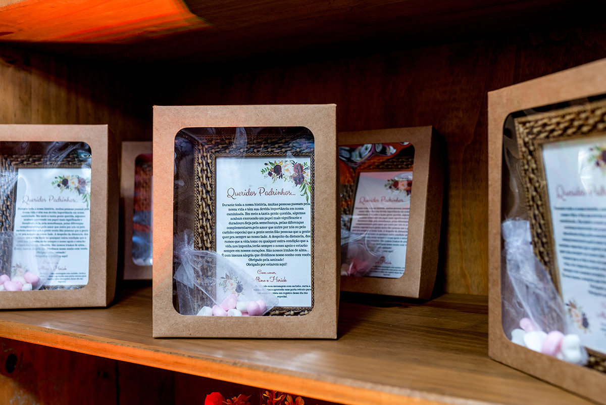 
buffet dilma, noiva ruiva, maquigem para noiva, brinde casamento, buque de rosas, veu e gravata, casmento em são vicente, carrinho de brigadeiro na festa, festa de casamento, fotografos em são vicente, fotojornalismo em casamento, fotos espontaneas em ca