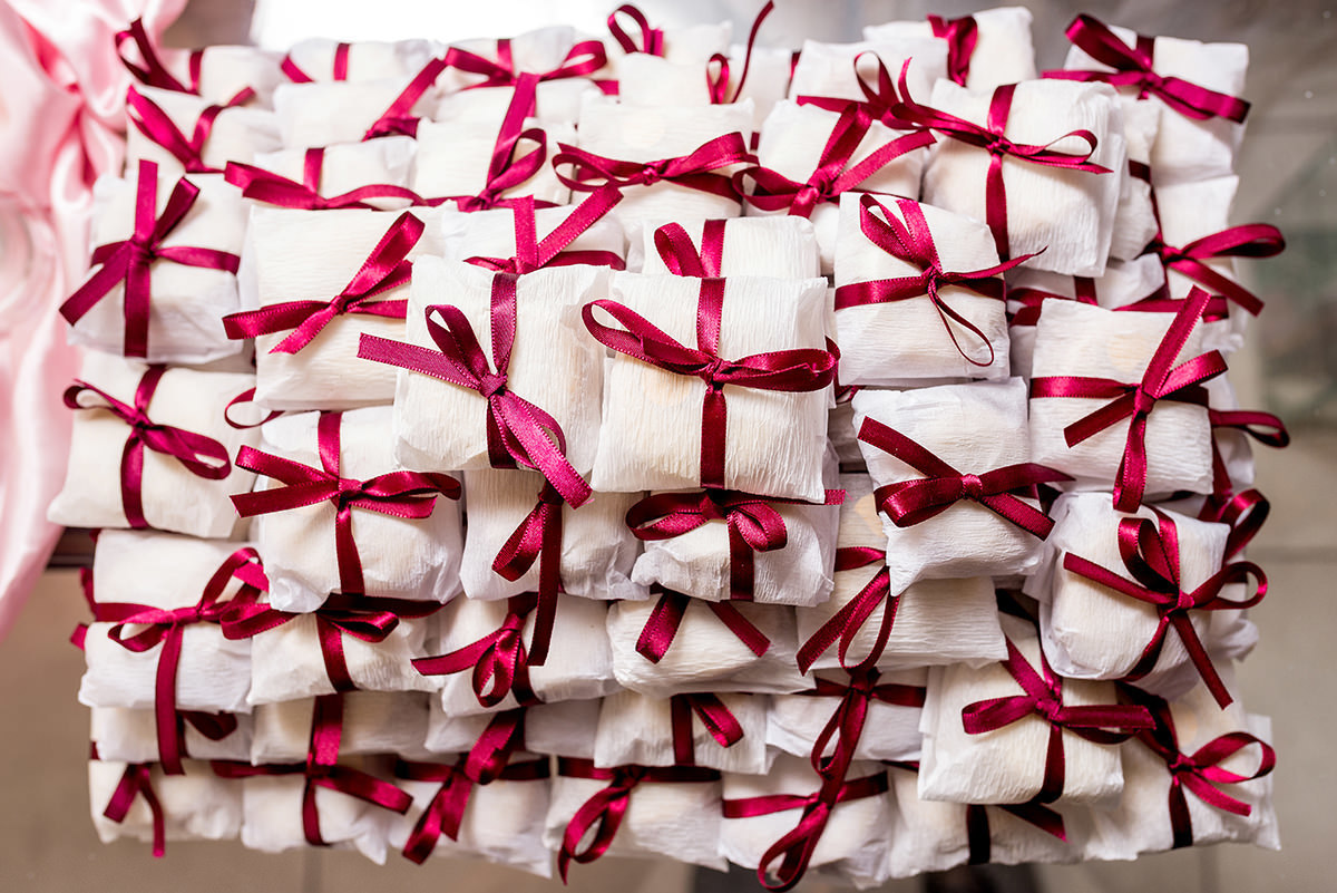 
buffet dilma, noiva ruiva, maquigem para noiva, brinde casamento, buque de rosas, veu e gravata, casmento em são vicente, carrinho de brigadeiro na festa, festa de casamento, fotografos em são vicente, fotojornalismo em casamento, fotos espontaneas em ca