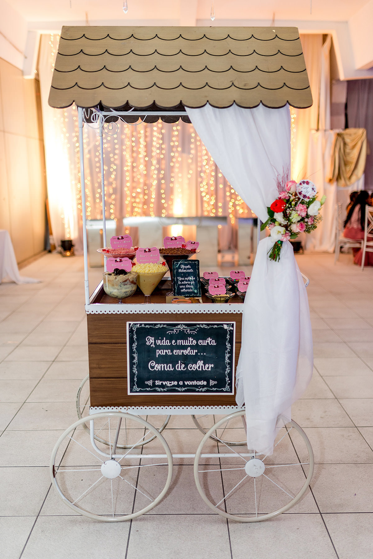 
buffet dilma, noiva ruiva, maquigem para noiva, brinde casamento, buque de rosas, veu e gravata, casmento em são vicente, carrinho de brigadeiro na festa, festa de casamento, fotografos em são vicente, fotojornalismo em casamento, fotos espontaneas em ca