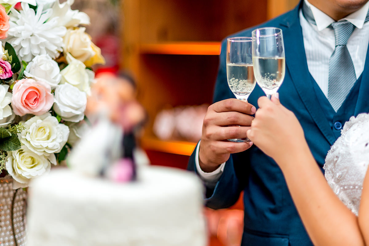 
buffet dilma, noiva ruiva, maquigem para noiva, brinde casamento, buque de rosas, veu e gravata, casmento em são vicente, carrinho de brigadeiro na festa, festa de casamento, fotografos em são vicente, fotojornalismo em casamento, fotos espontaneas em ca