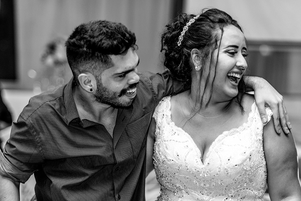 
buffet dilma, noiva ruiva, maquigem para noiva, brinde casamento, buque de rosas, veu e gravata, casmento em são vicente, carrinho de brigadeiro na festa, festa de casamento, fotografos em são vicente, fotojornalismo em casamento, fotos espontaneas em ca