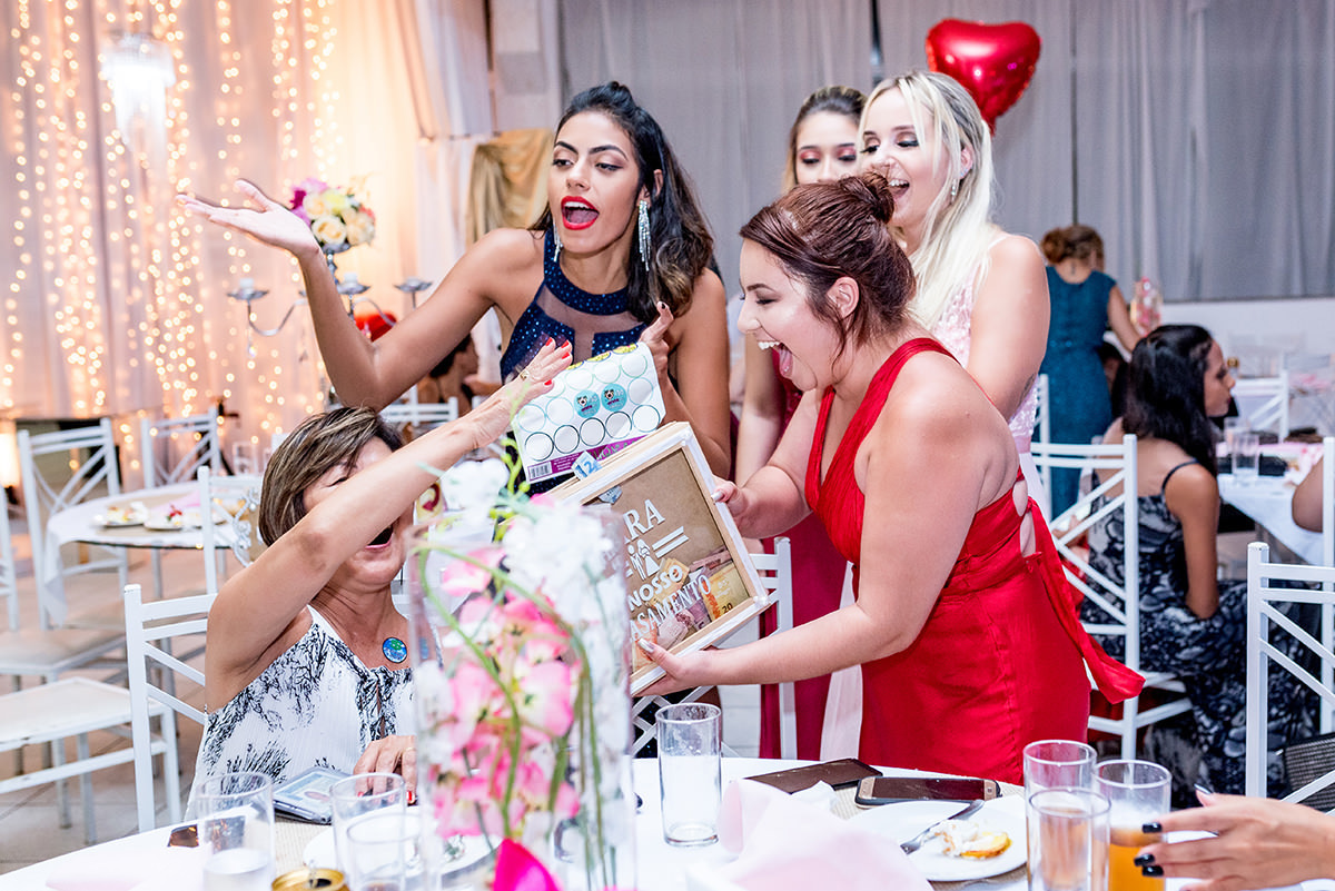 
buffet dilma, noiva ruiva, maquigem para noiva, brinde casamento, buque de rosas, veu e gravata, casmento em são vicente, carrinho de brigadeiro na festa, festa de casamento, fotografos em são vicente, fotojornalismo em casamento, fotos espontaneas em ca