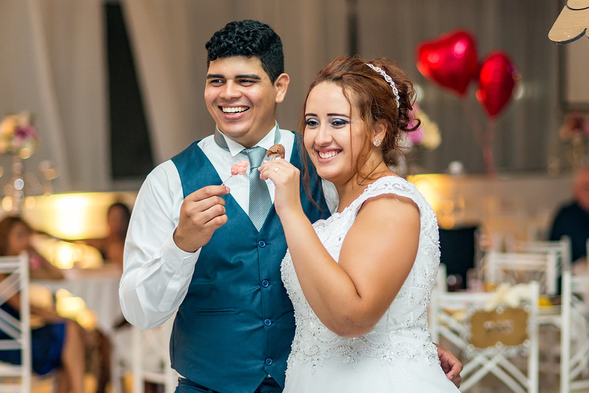 
buffet dilma, noiva ruiva, maquigem para noiva, brinde casamento, buque de rosas, veu e gravata, casmento em são vicente, carrinho de brigadeiro na festa, festa de casamento, fotografos em são vicente, fotojornalismo em casamento, fotos espontaneas em ca