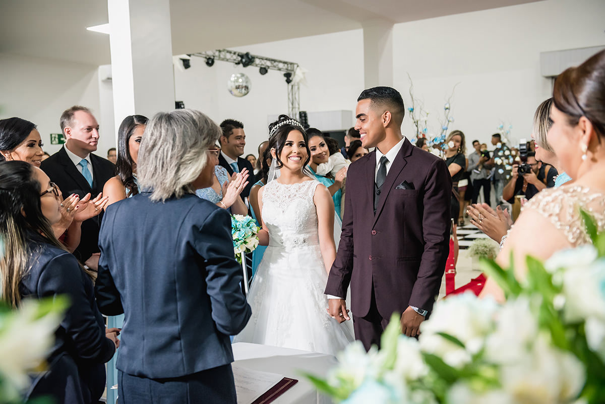 
noiva, vestido de noiva, buque de noiva rosa, buque de noiva vermelho, buque de noiva azul, terno de noivo,terno de noivo azul, terno de noivo preto, terno de noivo vinho, fotojornalismo, os melhores fotografos de casamento, 