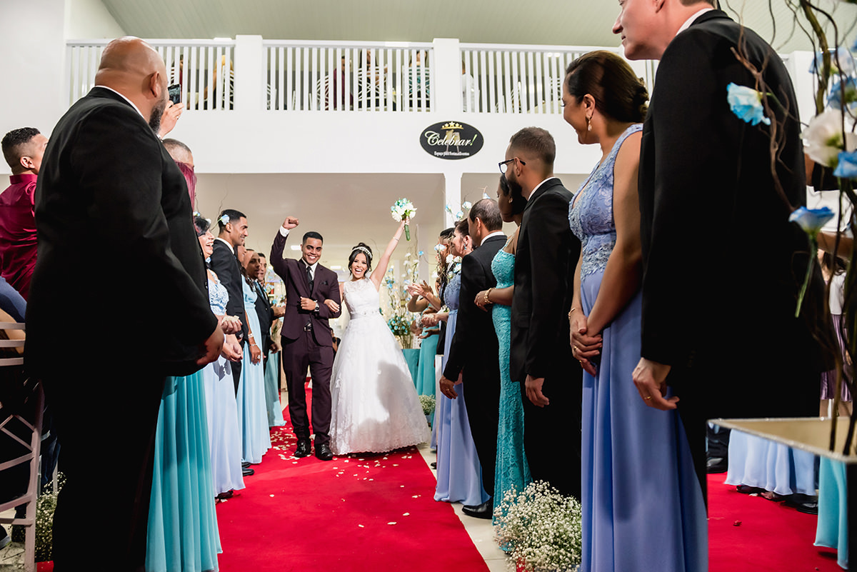 
noiva, vestido de noiva, buque de noiva rosa, buque de noiva vermelho, buque de noiva azul, terno de noivo,terno de noivo azul, terno de noivo preto, terno de noivo vinho, fotojornalismo, os melhores fotografos de casamento, 
