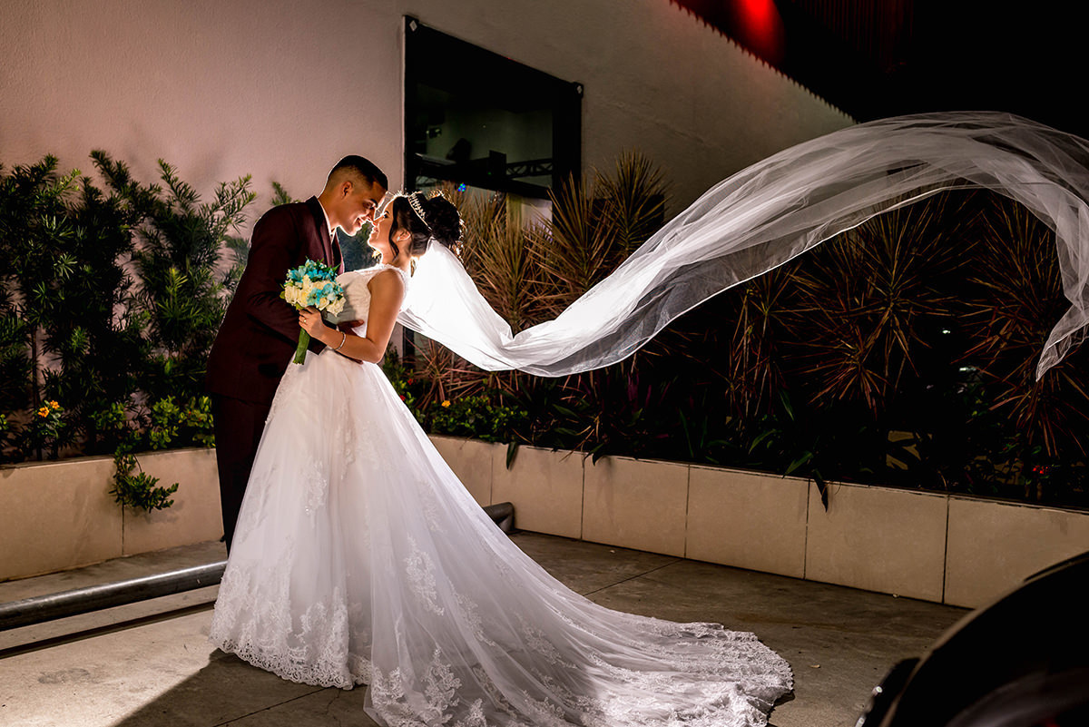 
noiva, vestido de noiva, buque de noiva rosa, buque de noiva vermelho, buque de noiva azul, terno de noivo,terno de noivo azul, terno de noivo preto, terno de noivo vinho, fotojornalismo, os melhores fotografos de casamento, 