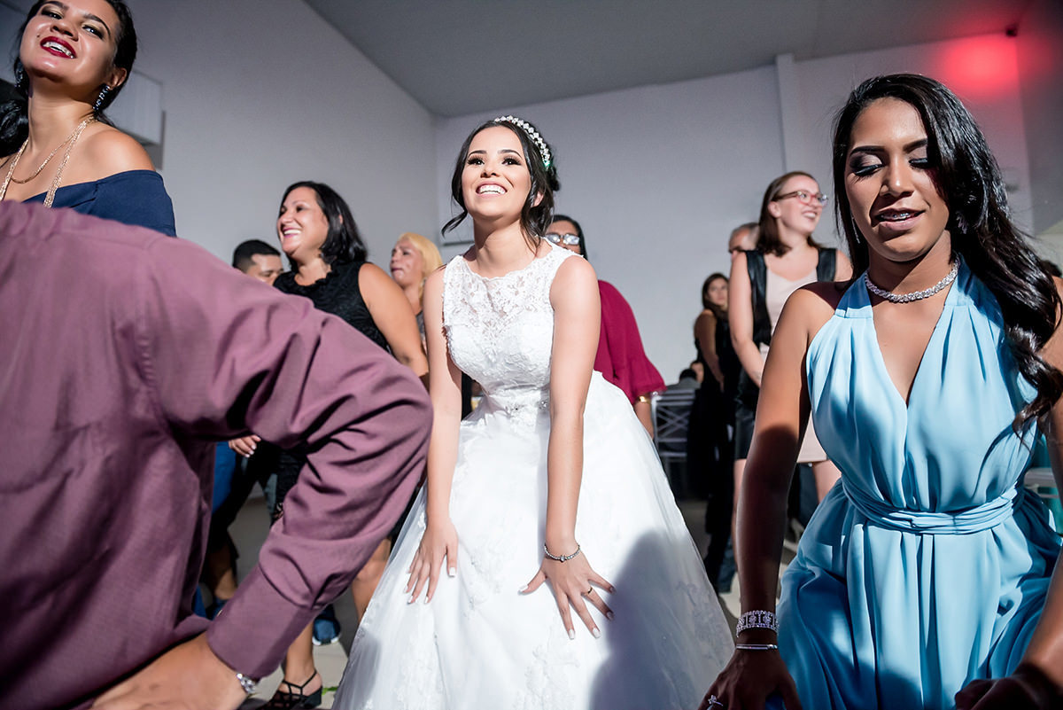 
noiva, vestido de noiva, buque de noiva rosa, buque de noiva vermelho, buque de noiva azul, terno de noivo,terno de noivo azul, terno de noivo preto, terno de noivo vinho, fotojornalismo, os melhores fotografos de casamento, 