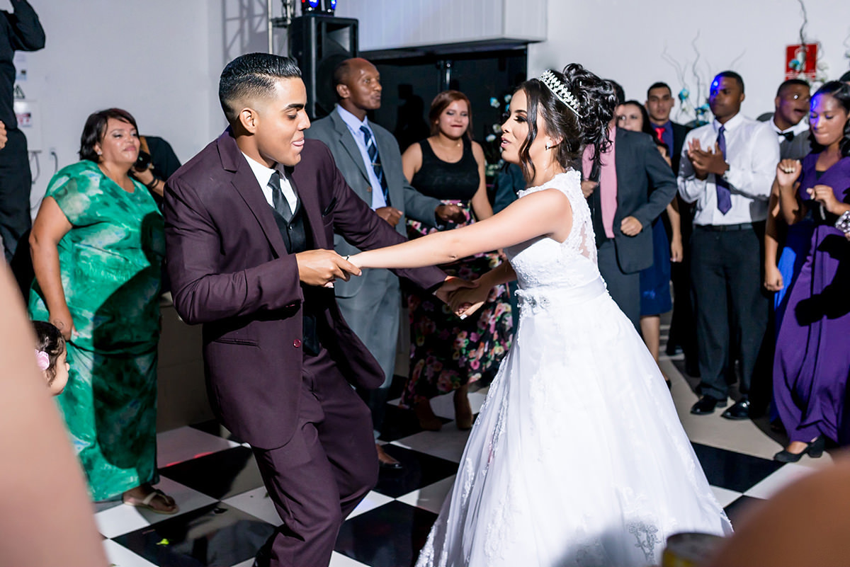 
noiva, vestido de noiva, buque de noiva rosa, buque de noiva vermelho, buque de noiva azul, terno de noivo,terno de noivo azul, terno de noivo preto, terno de noivo vinho, fotojornalismo, os melhores fotografos de casamento, 