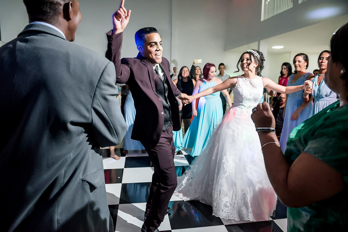 
noiva, vestido de noiva, buque de noiva rosa, buque de noiva vermelho, buque de noiva azul, terno de noivo,terno de noivo azul, terno de noivo preto, terno de noivo vinho, fotojornalismo, os melhores fotografos de casamento, 