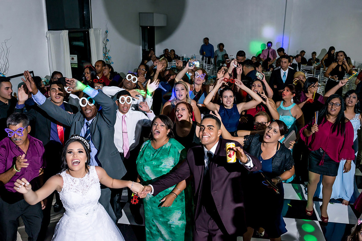 
noiva, vestido de noiva, buque de noiva rosa, buque de noiva vermelho, buque de noiva azul, terno de noivo,terno de noivo azul, terno de noivo preto, terno de noivo vinho, fotojornalismo, os melhores fotografos de casamento, 