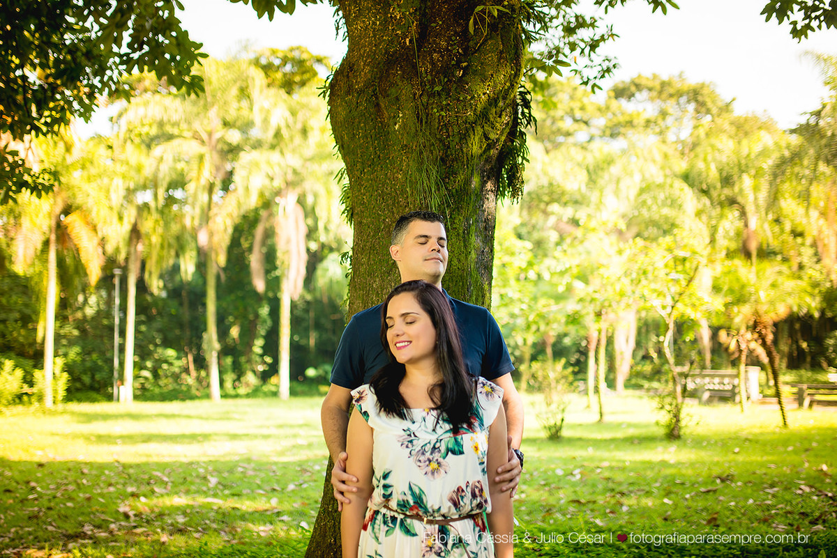 ensaio de casal no jardim botanico de santos, roupa para ensaio de casal, jardim para ensaio, fotografia de casal, jardim botanico chico mendes, ensaio com verde, ensaio com reflexo.