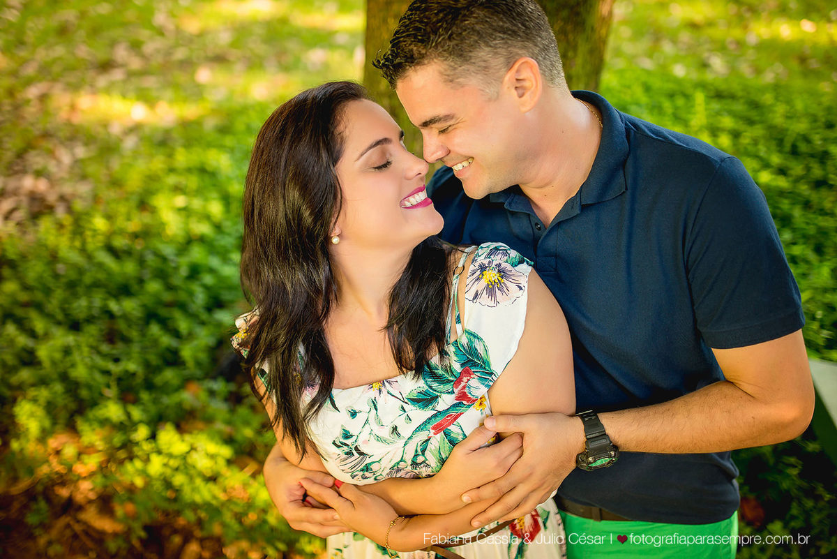 ensaio de casal no jardim botanico de santos, roupa para ensaio de casal, jardim para ensaio, fotografia de casal, jardim botanico chico mendes, ensaio com verde, ensaio com reflexo.