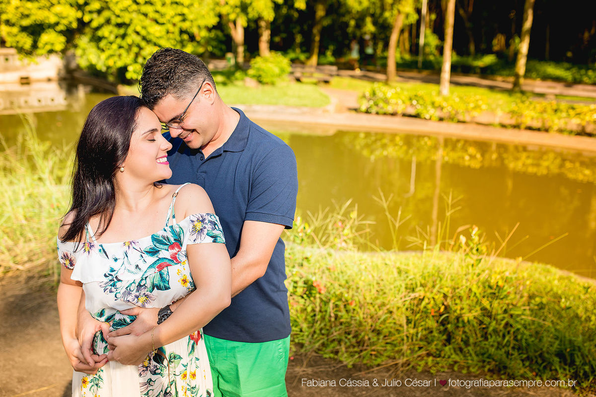 ensaio de casal no jardim botanico de santos, roupa para ensaio de casal, jardim para ensaio, fotografia de casal, jardim botanico chico mendes, ensaio com verde, ensaio com reflexo.