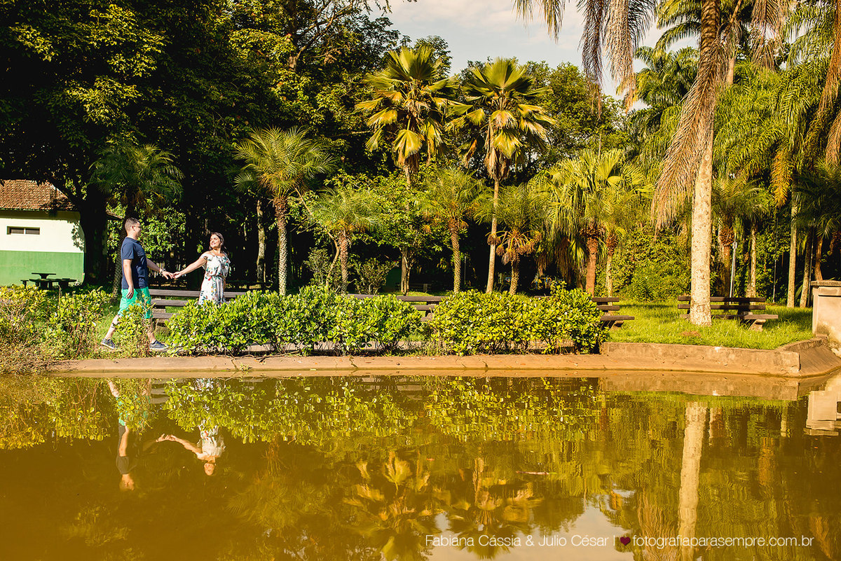 ensaio de casal no jardim botanico de santos, roupa para ensaio de casal, jardim para ensaio, fotografia de casal, jardim botanico chico mendes, ensaio com verde, ensaio com reflexo.