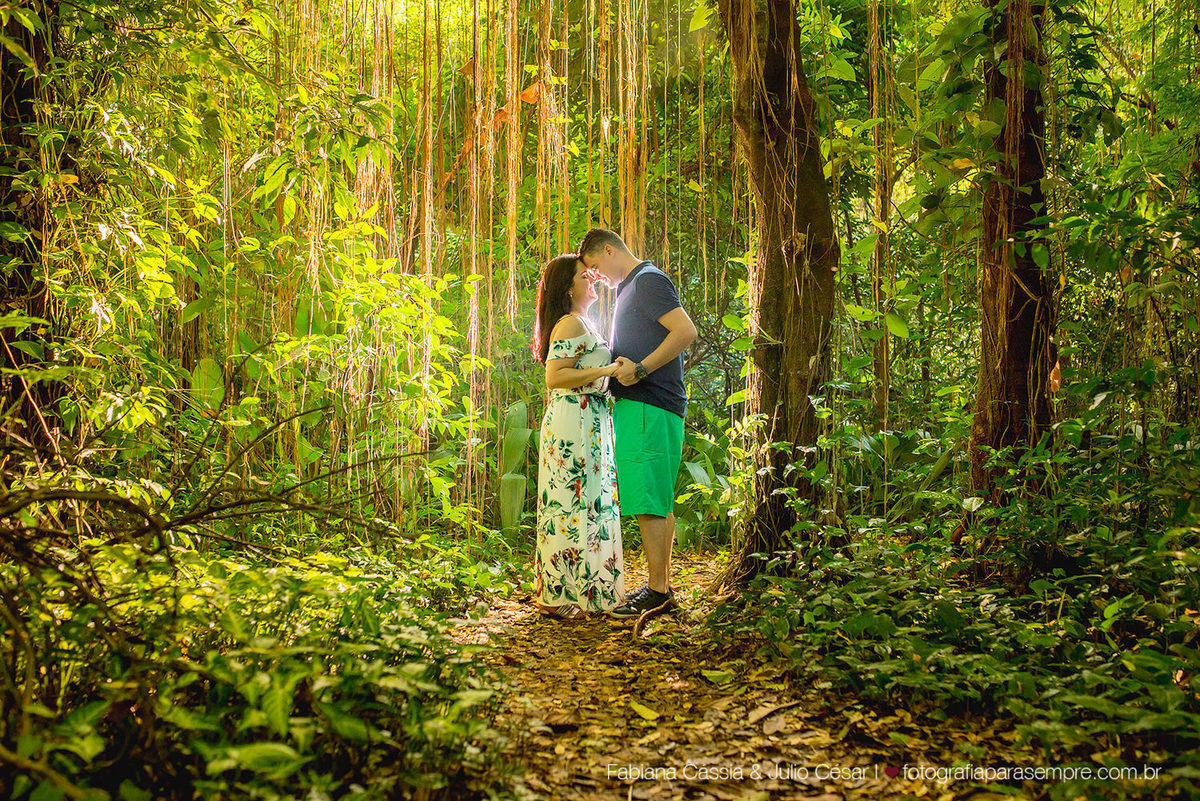 ensaio de casal no jardim botanico de santos, roupa para ensaio de casal, jardim para ensaio, fotografia de casal, jardim botanico chico mendes, ensaio com verde, ensaio com reflexo.