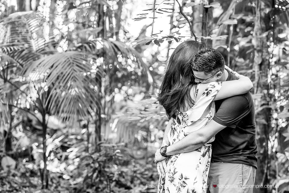 ensaio de casal no jardim botanico de santos, roupa para ensaio de casal, jardim para ensaio, fotografia de casal, jardim botanico chico mendes, ensaio com verde, ensaio com reflexo.