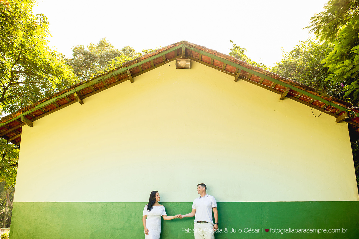 ensaio de casal no jardim botanico de santos, roupa para ensaio de casal, jardim para ensaio, fotografia de casal, jardim botanico chico mendes, ensaio com verde, ensaio com reflexo.