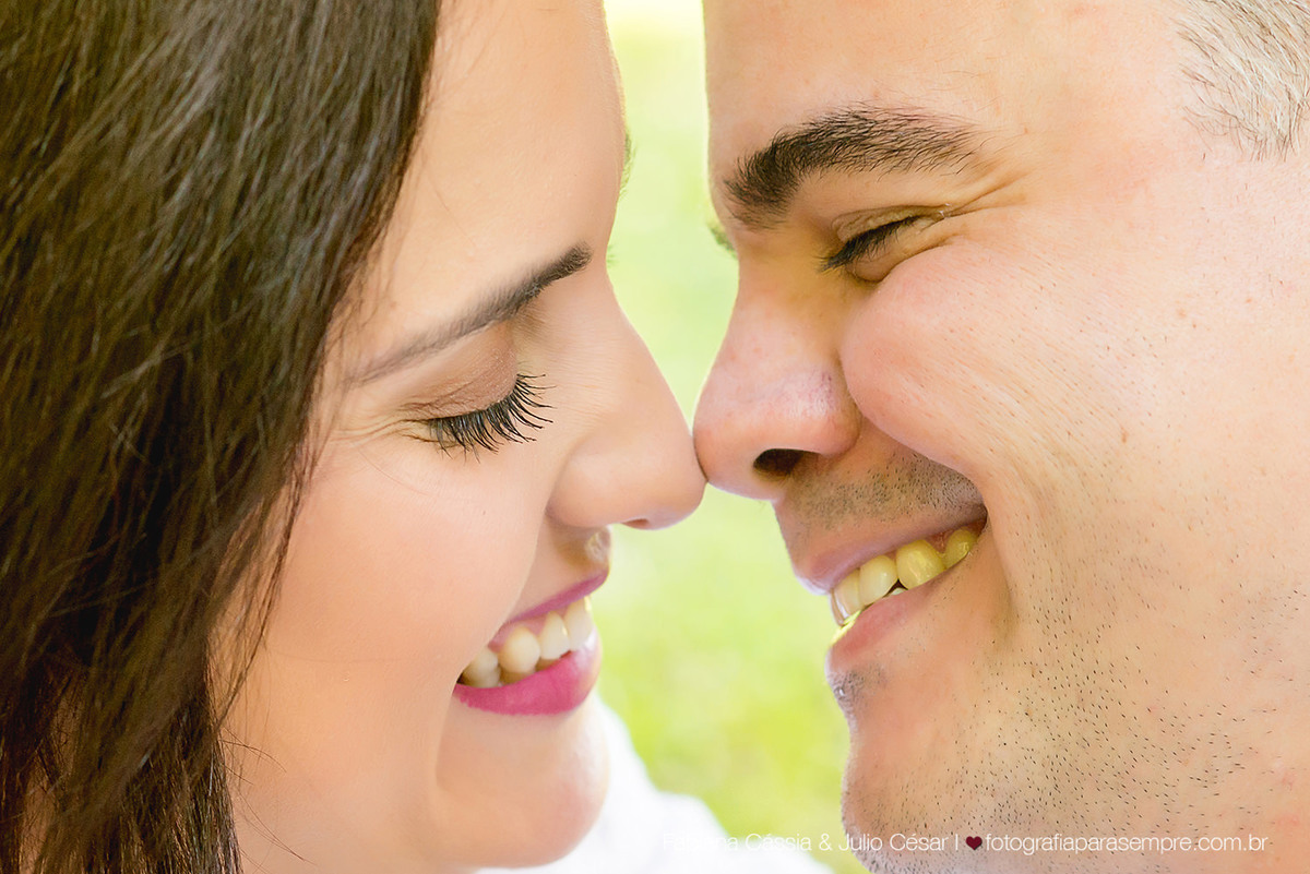 ensaio de casal no jardim botanico de santos, roupa para ensaio de casal, jardim para ensaio, fotografia de casal, jardim botanico chico mendes, ensaio com verde, ensaio com reflexo.