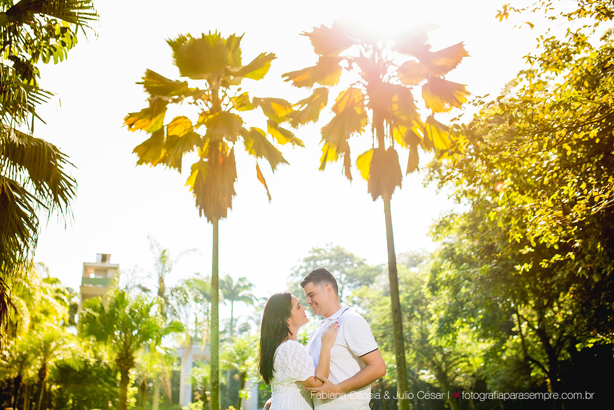 ensaio de casal no jardim botanico de santos, roupa para ensaio de casal, jardim para ensaio, fotografia de casal, jardim botanico chico mendes, ensaio com verde, ensaio com reflexo.