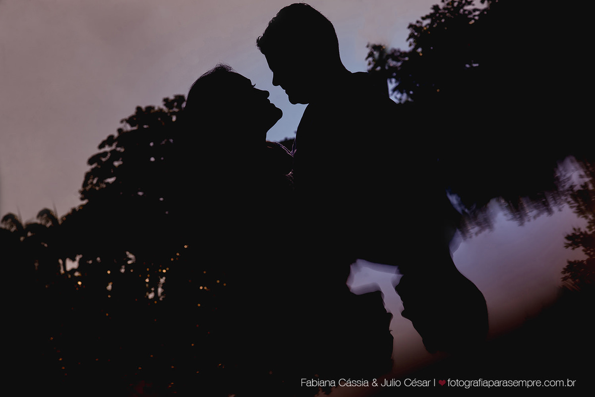 ensaio de casal no jardim botanico de santos, roupa para ensaio de casal, jardim para ensaio, fotografia de casal, jardim botanico chico mendes, ensaio com verde, ensaio com reflexo.