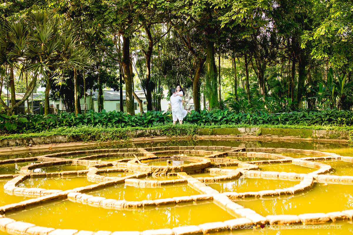 ensaio de casal no jardim botanico de santos, roupa para ensaio de casal, jardim para ensaio, fotografia de casal, jardim botanico chico mendes, ensaio com verde, ensaio com reflexo.
