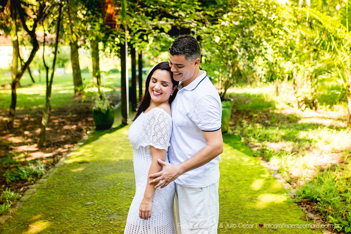 ensaio de casal no jardim botanico de santos, roupa para ensaio de casal, jardim para ensaio, fotografia de casal, jardim botanico chico mendes, ensaio com verde, ensaio com reflexo.