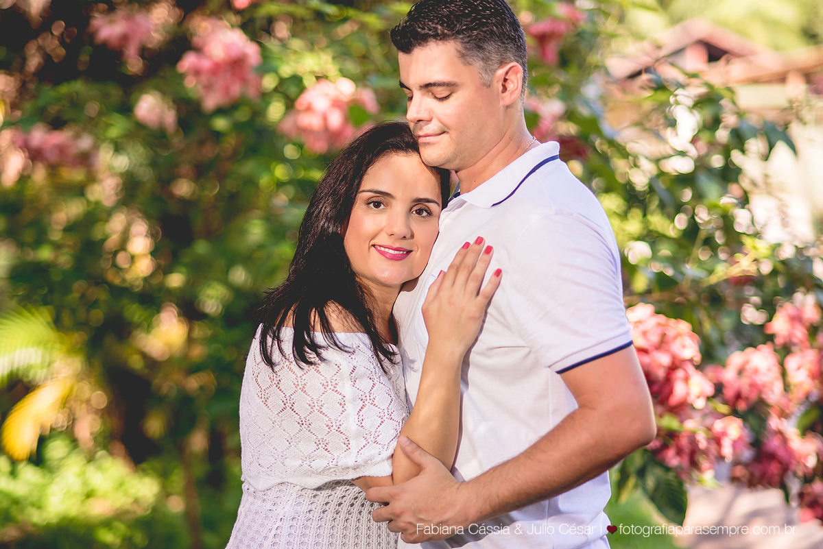 ensaio de casal no jardim botanico de santos, roupa para ensaio de casal, jardim para ensaio, fotografia de casal, jardim botanico chico mendes, ensaio com verde, ensaio com reflexo.