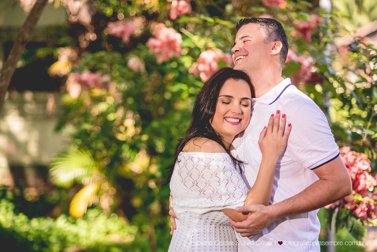 ensaio de casal no jardim botanico de santos, roupa para ensaio de casal, jardim para ensaio, fotografia de casal, jardim botanico chico mendes, ensaio com verde, ensaio com reflexo.