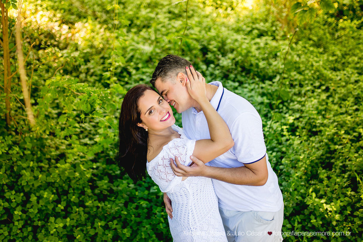 ensaio de casal no jardim botanico de santos, roupa para ensaio de casal, jardim para ensaio, fotografia de casal, jardim botanico chico mendes, ensaio com verde, ensaio com reflexo.