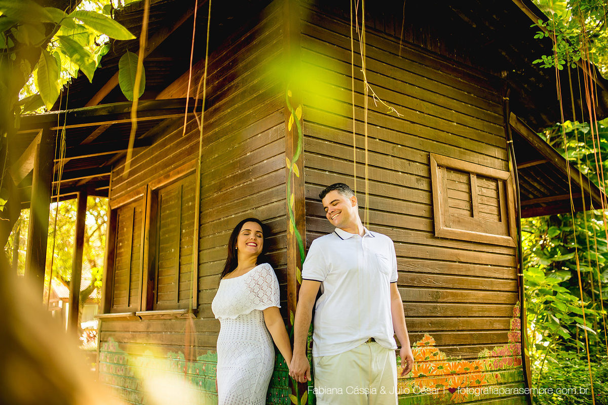 ensaio de casal no jardim botanico de santos, roupa para ensaio de casal, jardim para ensaio, fotografia de casal, jardim botanico chico mendes, ensaio com verde, ensaio com reflexo.