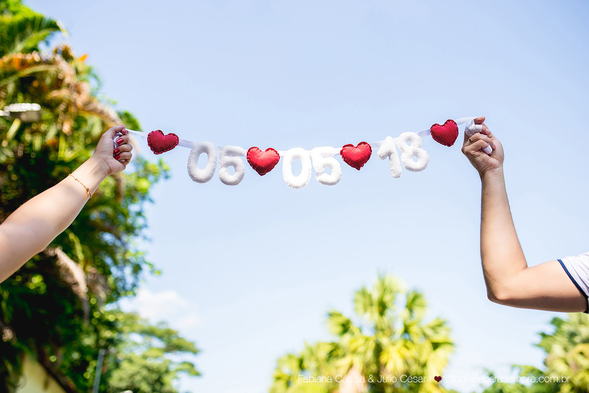 vensaio de casal no jardim botanico de santos, roupa para ensaio de casal, jardim para ensaio, fotografia de casal, jardim botanico chico mendes, ensaio com verde, ensaio com reflexo.
