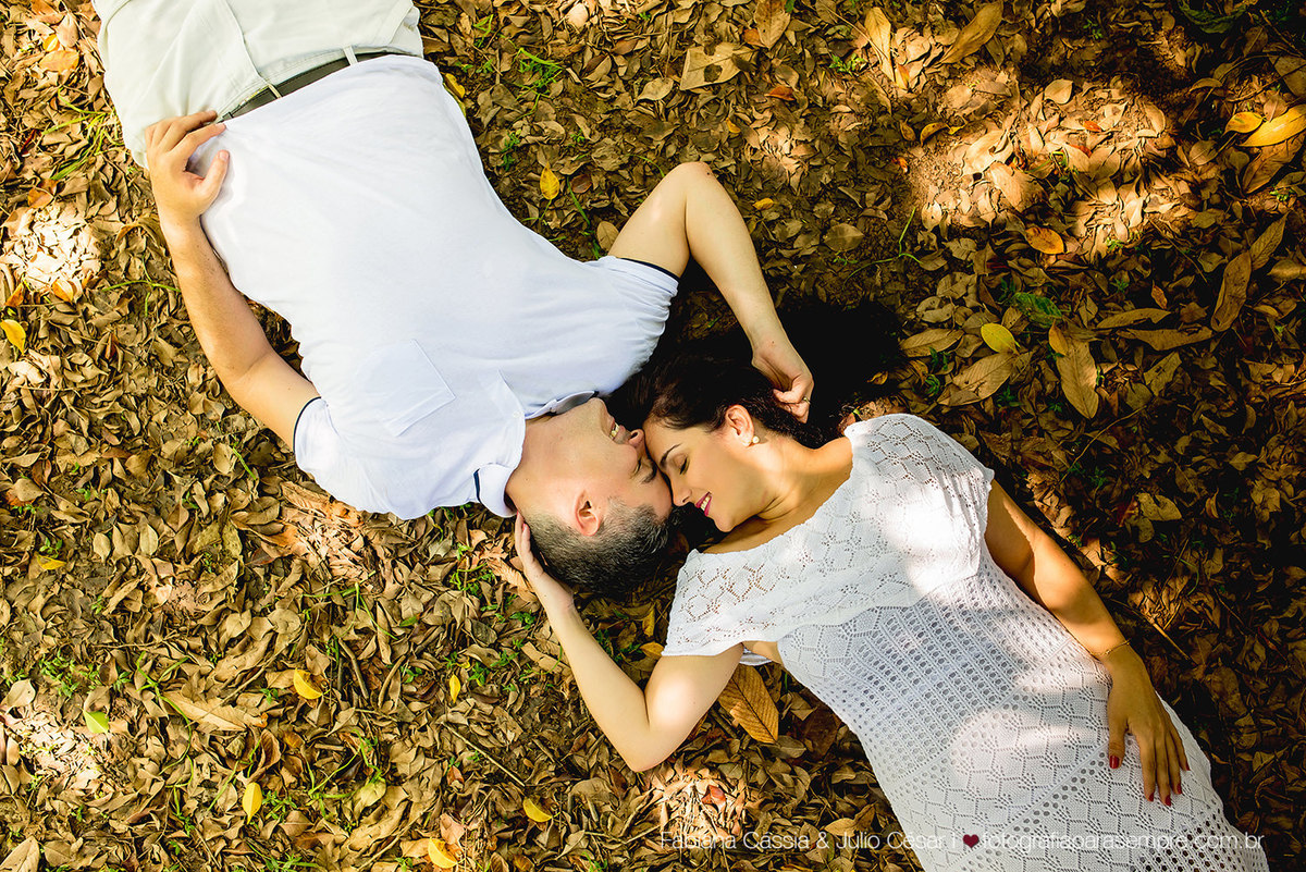 ensaio de casal no jardim botanico de santos, roupa para ensaio de casal, jardim para ensaio, fotografia de casal, jardim botanico chico mendes, ensaio com verde, ensaio com reflexo.